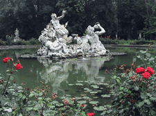 Palace Fountain - Turin.  Click to enlarge. (Photo by equalmarriage.ca, 2002)