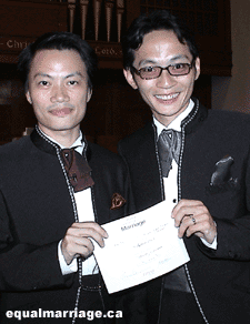 Roddy Shaw and Nelson Ng holding their completed marriage certificate (Photo by equalmarriage.ca, 2003)